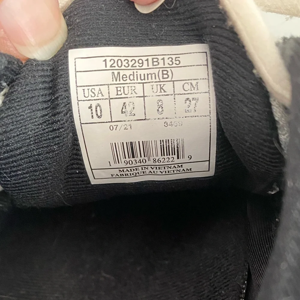 Brooks Adrenalin 21 Neutral-Pattern Running Shoes in Black and White Women's 10
